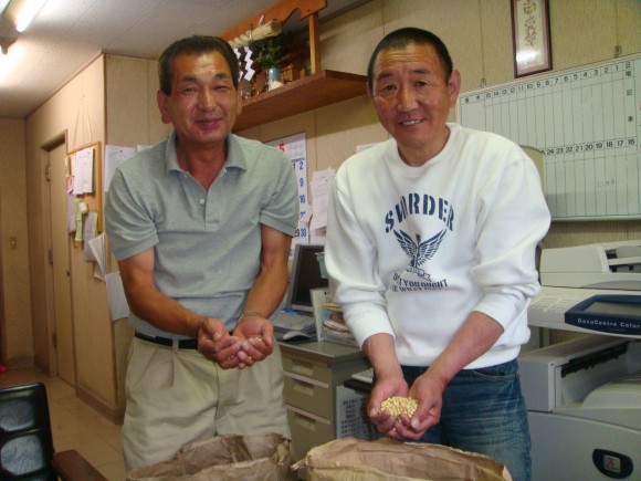 静岡産と北海道産大豆原料を受け取る
