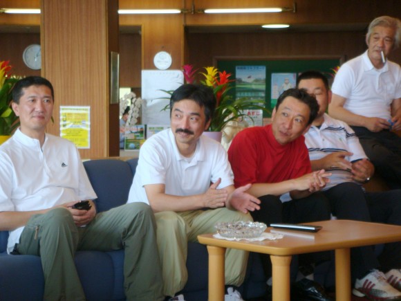 増渕正明氏(真ん中)西コースで38