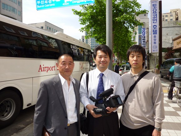 左より、佐口、三浦、ヨンチョル氏