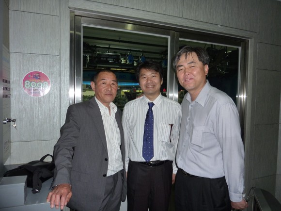 佐口氏と三浦氏がシンさんと記念撮影