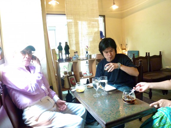喫茶「茶々」でテータイム 杉浦、田尻氏と