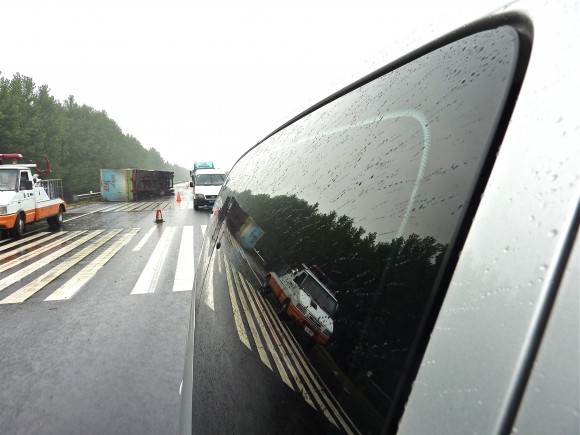 前方に横転した車が