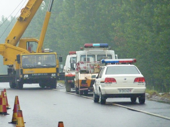 クレーン車に公安のパトカーも