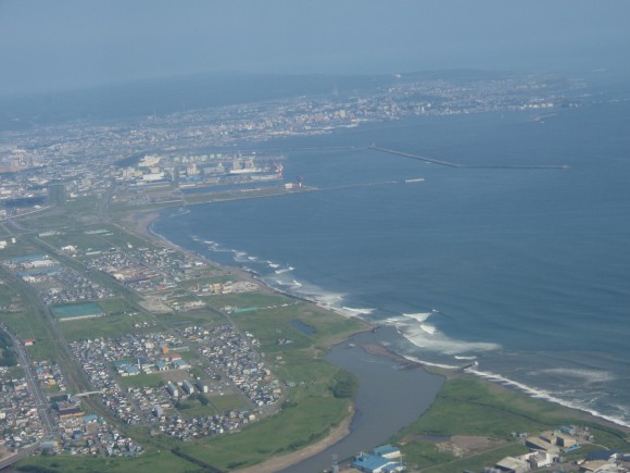 上空から釧路の海岸線を望む