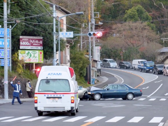 駆付ける救急車
