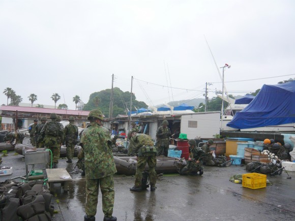 網代漁業組合船着場 陸上自衛隊員集結場面を撮る」
