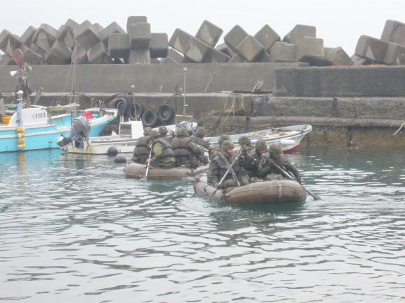 陸自滝ゲ原レンジャー教育隊 熱海網代湾沖合いに向かって漕ぐ