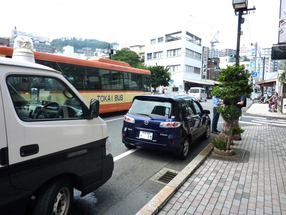 国道135号線で接触事故 熱海渚町付近で車とバイクの接触事故もけが人なし