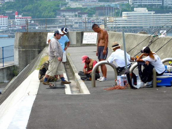 熱海観光港護岸堤釣り場 岩牡蠣をつかみ取りする釣り師達