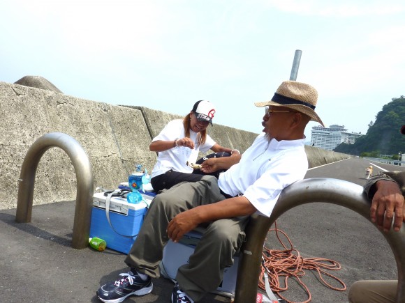 で、今の季節、食べてもあたりませんか 熱海観光港釣り場付近で獲れた岩牡蠣