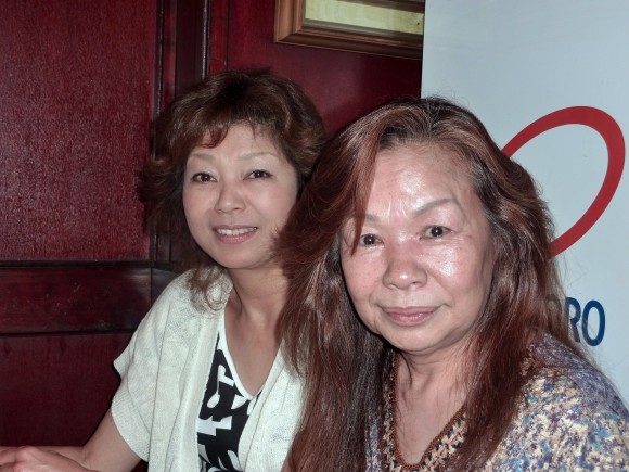 浅香&古波蔵さん 左はジンギスカンの「ひつじや」ママ