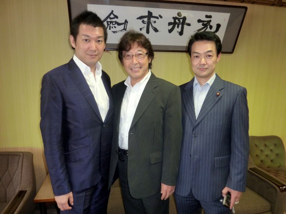 熱海市庁舎5階議長応接室にて 貞方氏、橋本議員と
