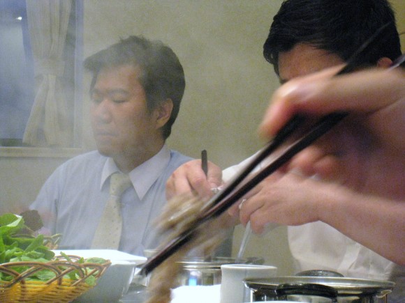 友好親善に箸が進む 湯気の向こうに三浦市の顔