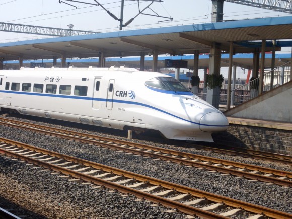 中国の新幹線 山東省・濰坊駅にて写す