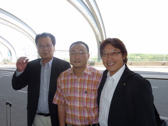 辛「青島康正服装有限公司」社長を囲んで 青島空港まで運転して頂いた、藩建寧氏の友人