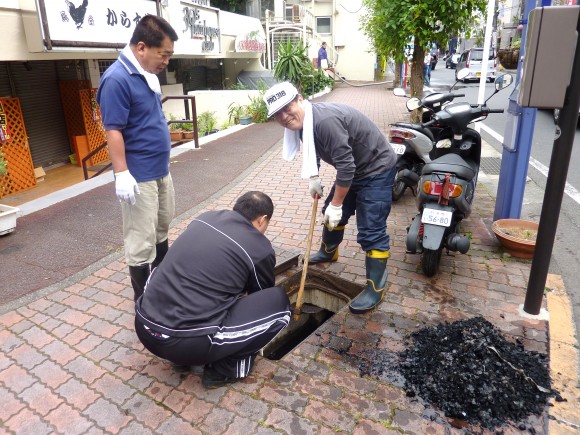 出て来たぞ、今年も。 魚の鱗を書き出す、湊干物店主