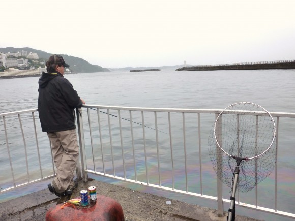 振ったり、けったりの土曜日 雨と汚染に耐えながら釣り糸を垂らす来遊客