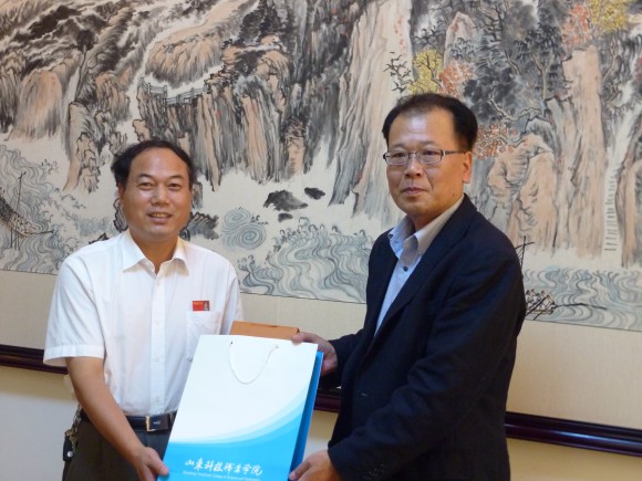 徐建明院長(山)東科術職業学院 塩野靖氏に記念品(凧)送呈