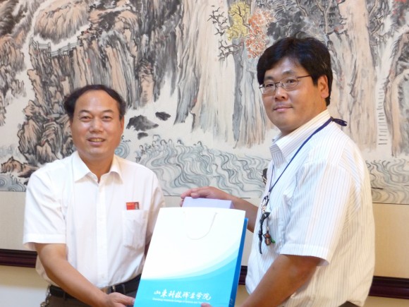 徐院長から野原正樹氏へ記念品 山東科術学院院長より来訪記念品(凧)
