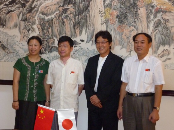 山東科術職業学院歓迎会 孫淑敏外国語学院長教授(左)