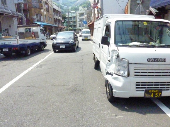白昼の追突事故現場を写す 金城館(ホテル近く)の路上