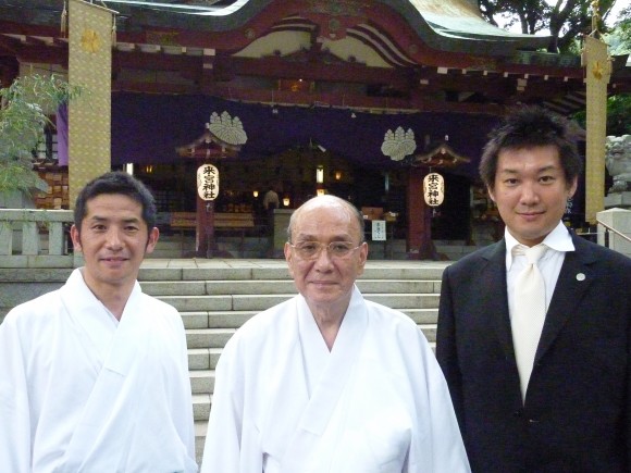 雨宮治興「来宮神社」宮司(中央) 禰宜さんと貞方邦介氏