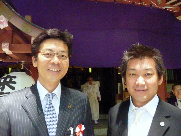貞方邦介氏(アルカサバ)左と 斉藤栄熱海市長
