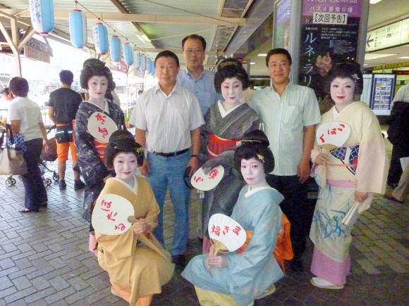 熱海芸妓衆 長春からの一行熱海駅にて喜ぶ