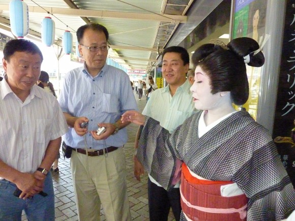 塩野靖氏と中国人観光客 生で見る芸妓衆にウットシ