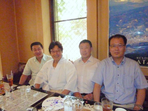 長春からの来誘客と談笑 喫茶「ボナール」にて(中央町事務所前)