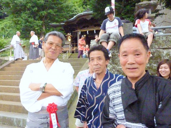 祭りご奉仕の町民 小松、海野、村山の各氏(左より)