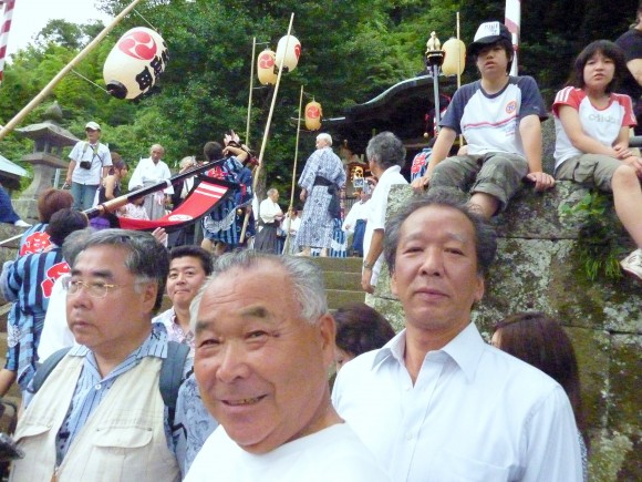 祭りを楽しむ人々 増川石材さんと梅原一美議員も