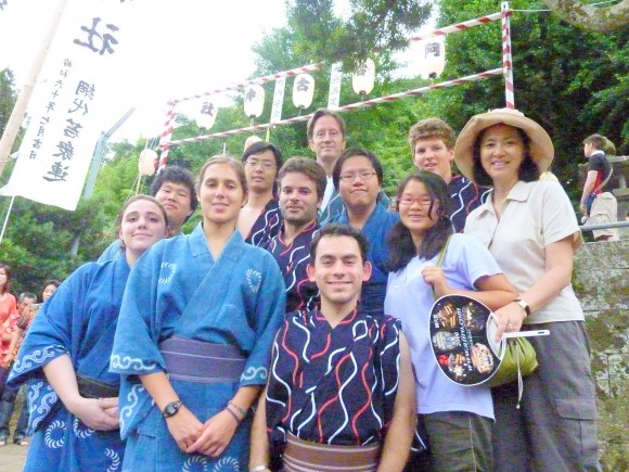 阿治古神社境内 アメリカからのお客様