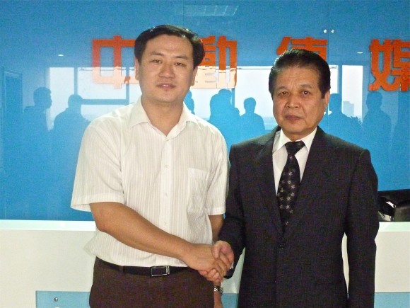 張龍江氏(共産党書記) 高野和夫校長とガッチリ握手
