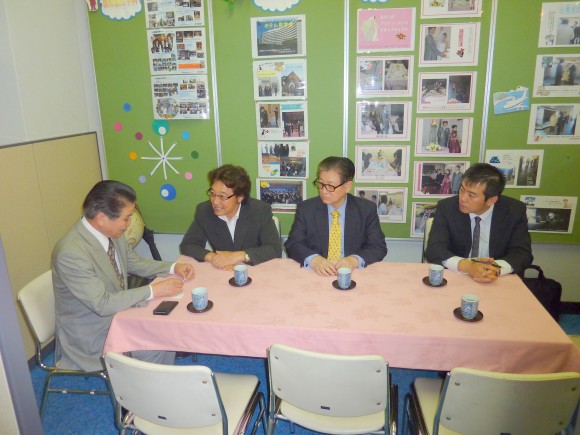 国際観光専門学校本校にて 高野校長、石森氏、藩氏