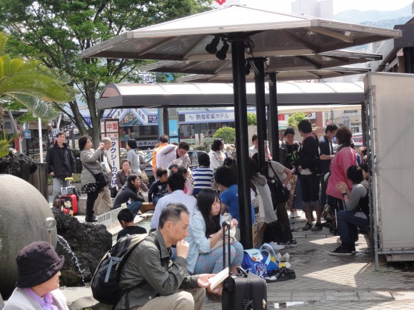 GW期間中の熱海駅前足湯